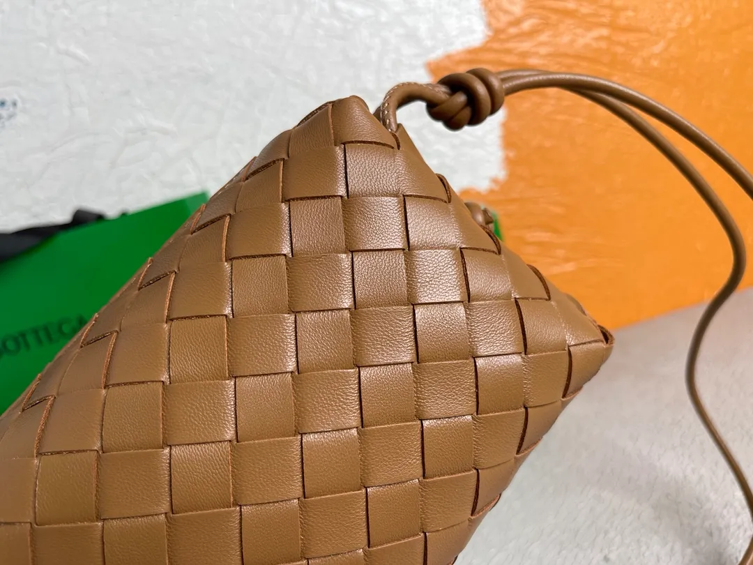 Batch 1160 BOTTEGA VENETA/Bottega 2021 new women's POUCH crossbody bag clutch, lntfecciato woven leather crossbody mini handbag, single internal open pocket, zipper closure, computer embroidered leather shoulder strap can be adjusted in length, model: 9896 Color: caramel Origin: Italy Size: 17*12*8